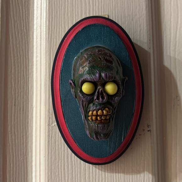 Zombie Head Wall Decor, eyes that glow in the dark - Picture 3 of 6